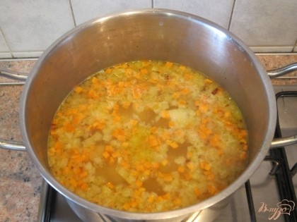 К картофелю добавить обжаренные лук и морковь и довести до кипения.