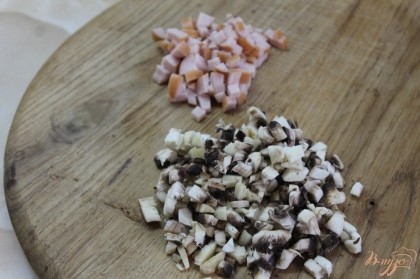 Колбасу и грибы нарезать очень мелким кубиком.