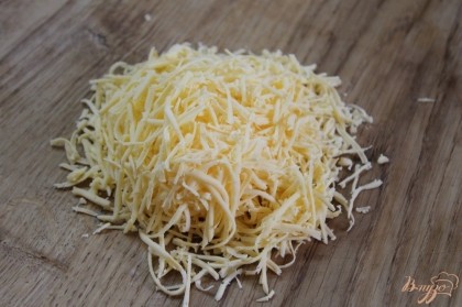 Сыр натереть на мелкую терку.