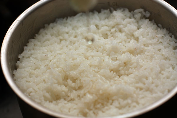 По окончании варки некоторое время держим рис под крышкой, чтобы он пропарился. Затем добавляем рисовую приправу для суши и перемешиваем.  Хочу заметить, что бывает рисовый уксус без добавок, тогда к нему надо добавлять соль и сахар, а бывает готовая рисовая приправа, в которой это все уже есть и тогда нужно лить только ее.