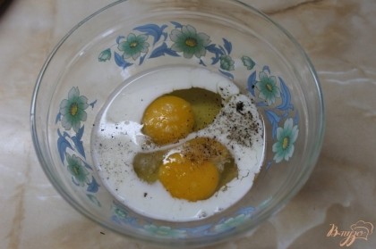 Куриные яйца соединить с молоком и специями и хорошо взбить венчиком.