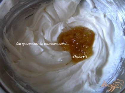 Для имбирно-творожного крема смешать творожный сыр с сахаром до однородности, добавить имбирно-лимонный джем,