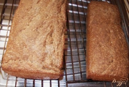 Отправляем хлеб в формах в духовку на 50-60 минут. Готовый хлеб достаем из духовки и выкладываем на решетку. И оставляем хлеб там до полного остывания.