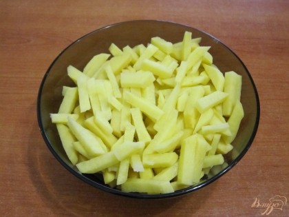 Картофель очистить и нарезать брусочками.