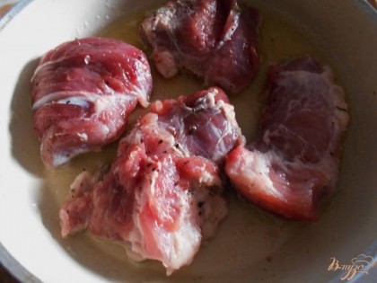 В сковородке разогреваем смесь оливкового и сливочного масел и обжариваем свинину с обеих сторон по 5-6 минут.