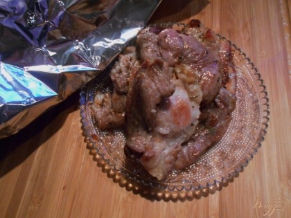 Обжаренное мясо выкладываем на блюдо и накрываем фольгой, чтобы оно немного отдохнуло.