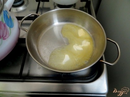 Приступаем к приготовлению сметанно - молочного соуса. Отправляем на сковороду сливочное масло.