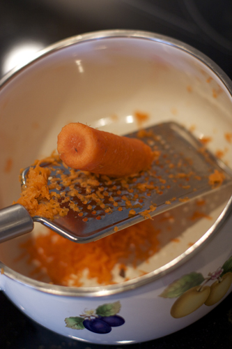 Натереть морковь на мелкой терке