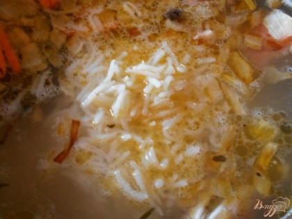 У меня рис отварной, поэтому я его добавляю уже в конце приготовления супа. Если вы будете класть сырой рис, то вам нужно его класть в кастрюлю вместе с картофелем.