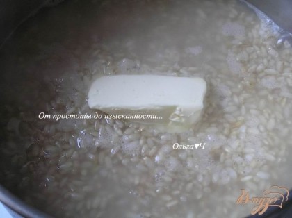 Тем временем отварить коричневый рис почти до готовности, присолить и добавить сливочное масло, перемешать.