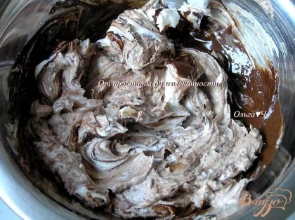 Приготовить творожно-шоколадный крем. Для этого растопить шоколад и смешать с творожным сыром до однородности.