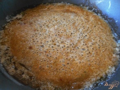 На сковородке, в которой будем выпекать тарт, растопим сливочное масло и коричневый сахар до получания карамели.