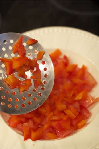 Делаем на помидоре крестообразный надрез и заливаем кипятком из чайника.  Через пару минут опускаем помидор в холодную воду.