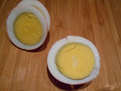 Яйца очищаем от кожуры и нарезаем при помощи яйцерезки на тонкие кружочки. Если у вас яйцерезки нет, то просто ножом нарежьте яйцо как можно тоньше.