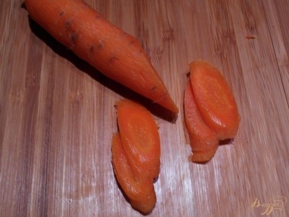 Отваренную морковь нарезаем кружочками.
