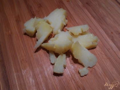 Картофель нарезаем мелким кубиком. Я отвариваю картофель всегда в кожуре. В салатах такой картофель не разваливается.