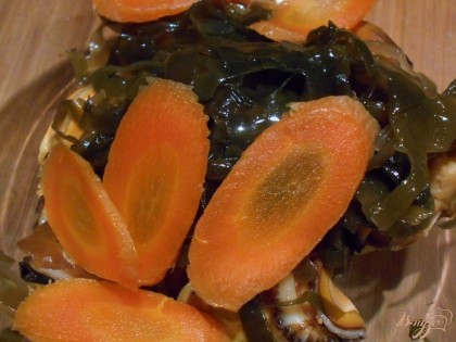 Выкладываем морскую капусту ( если она у вас в маринаде, то следует ее хорошенечко отжать) картофель, морковь в салатник.