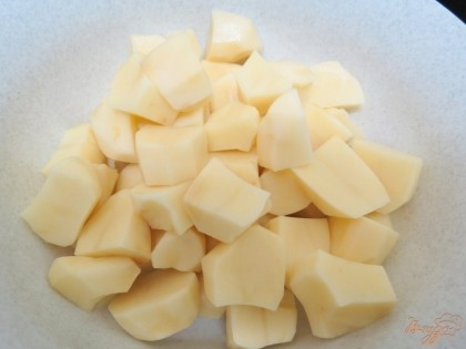 Картофель нарезаем кубиками. Заранее сварите макароны спиральки.