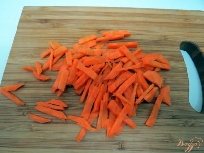 Морковь нарезаем брусочками.