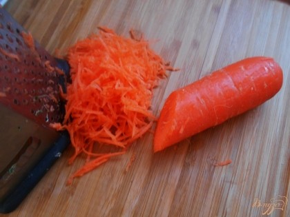 Морковь натираем на средней терке. Пробовала натирать на крупной, в салате получается грубовато.
