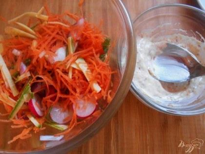 Сначала все ингредиенты салата хорошо перемешиваем руками, а затем уже добавляем соус и перемешиваем салат и соус вместе.