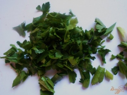 Зелень петрушки и свежий зеленый лук также нарезаем меленько.