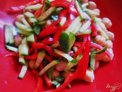 Болгарский перец нарезаем небольшими тонкими полосками. Выкладываем все овощи в салатник.