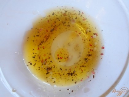 Из оливкового масла, лимона и смеси перцев делаем заправку для салата, взбив все ингредиенты венчиком и посолив по вкусу.