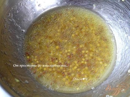 Для заправки смешать растительное масло, горчицу, соль и сок от апельсинов.