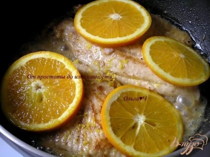 На каждое филе выложить по 2 кружочка апельсина, тушить еще 3-4 минуты, снять с огня.