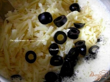 Добавить маслины, нарезанные кружочками и тертый сыр, влить растопленное сливочное масло и перемешать.