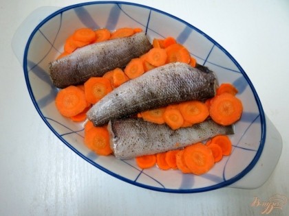 Между рыбой а ещё лучше под рыбу выкладываем морковь нарезанную колечками.