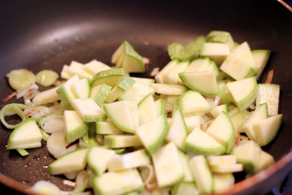 Нарезать кабачок тонкими дольками и добавить к овощам