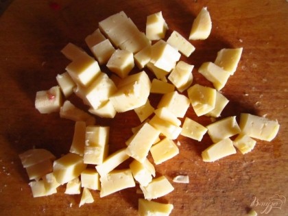 Твердый сыр, можете брать любой на ваш вкус, нарежьте кубиком.