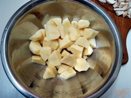 Картофель чистим моем и нарезаем кубиками и отправляем вариться.
