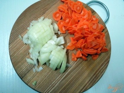 Лук и морковь нарезаем.