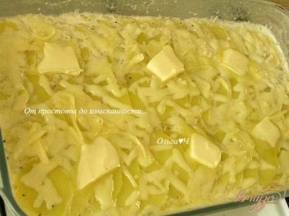 Затем фольгу снять, посыпать тертым сыром, разложить сверху кусочки сливочного масла и вернуть в духовку еще на 30-35 минут до румяности.