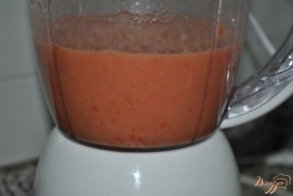 Помидоры перетереть в однородную массу с помощью блендера(можно использовать томатный сок)