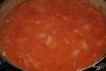 Добавить помидоры, тушить, помешивая, 7-10 минут