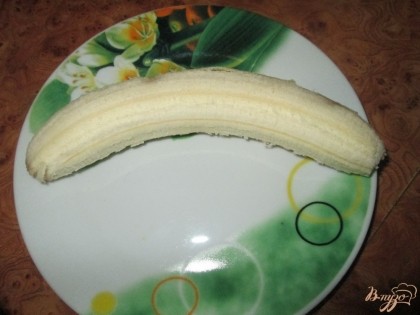 Бананы очищаем, режем кусочками, поливаем лимонным  соком и добавляем к молоку с хлопьями.
