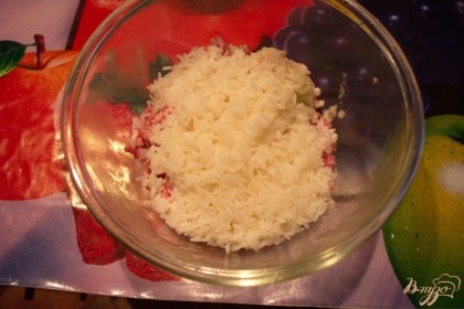 Отварите рис в большом количестве воды. Промойте его. Добавьте рис к мясному фаршу.