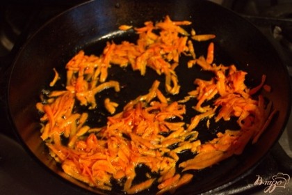 На растительном масле обжарьте морковку, натертую на терке. Когда она станет мягкой влейте томатный сок.