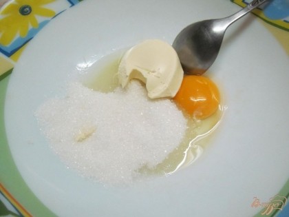 В миске перемешать яйцо, сахар, масло.