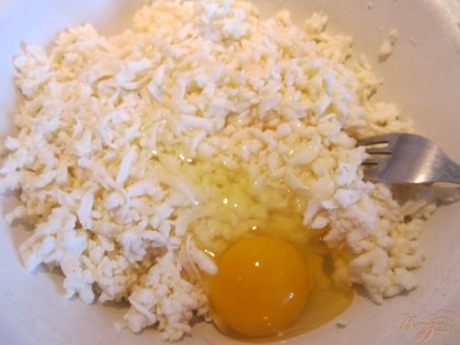 В это время готовим начинку. Брынзу трем на крупную терку, добавляем 1 яйцо и 20 гр мягкого сливочного масла.