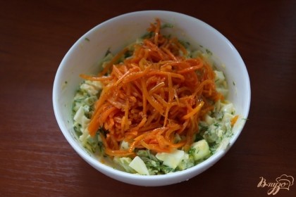 В салат добавляем немного нарезанную корейскую морковку. Морковку лучше нарезать. Обычно кусочки морковки по корейски длинные. Если их оставить в таком виде, то в готовом салате будет неудобно кушать.