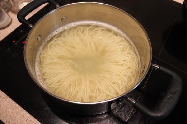 Для нашего блюда, нам потребуется лапша, любая тонкая, такая как спагетти. Варит ее нужно целиком, чуть не доваривая, чтобы впоследствии протушить ее в соусе. Я использовал яичную лапшу. Несколько минут и лапша готова.