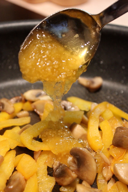 Приступаем к приготовлению овощей, первыми обжариваем на сковороде шампиньоны, затем добавляем перец и мед.