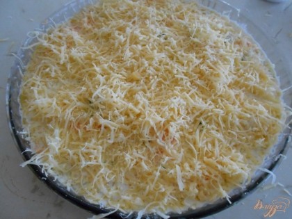 Верхний слой гратена посыпаем  обильно сыром и отправляем гратен в разогретую до 160г С духовку на 40- 50 минут.