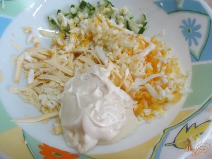 Готовим начинку. Сыр на терку, яйцо мелко нарезать и лук зеленый. Заправить майонезом.