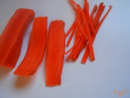 Морковь я сначала нарезаю пластинами при помощи овощерезки, а потом уже нарезаю тонкими полосками.